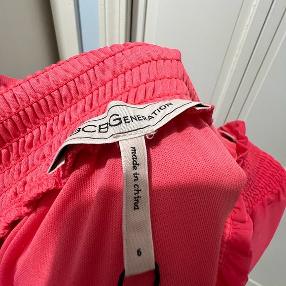 NWT BCBGeneration Off Shoulder fully lined except for sleeves. Size 6 - Picture 6 of 8